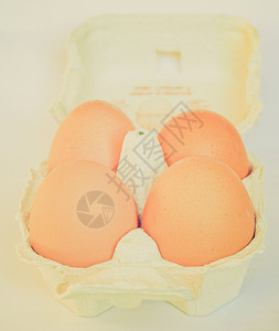 盒子里四颗的新鲜生鸡蛋背景图片