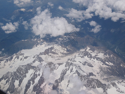 阿尔卑斯山冰川阿尔卑斯山冰川的空中观察背景图片