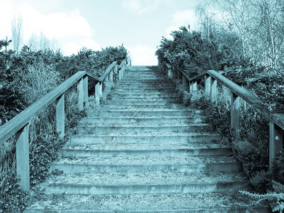 通往天堂的阶梯以天梯为隐喻象征的升天冷蓝字图片