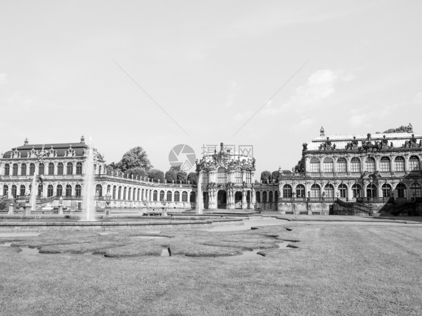 德累斯顿茨威格德累斯顿茨威格洛可可宫殿1710年由波佩尔曼设计作为德累斯顿宫廷的橘园和展览馆由戈特弗里德森佩尔完成1847年增加图片