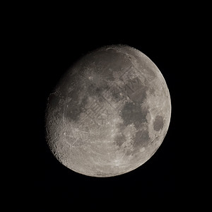 快满月了用望远镜从北半球观测到的夜晚黑黑天空上几乎是满月图片