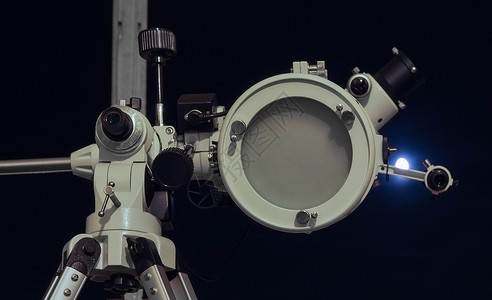 天文望远镜与月亮一道在黑暗天空上的文望远镜选择地聚焦望远镜图片