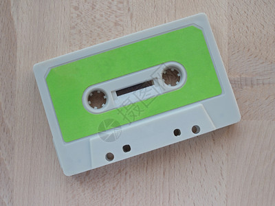 磁带用于模拟音频乐录记在木制桌子上图片
