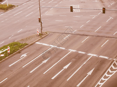 在十字路口黑沥青上涂白的街道车牌有交通灯长图片