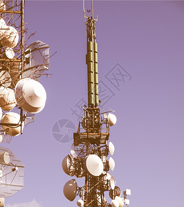 通讯塔无线电杆有天空中老古年图片