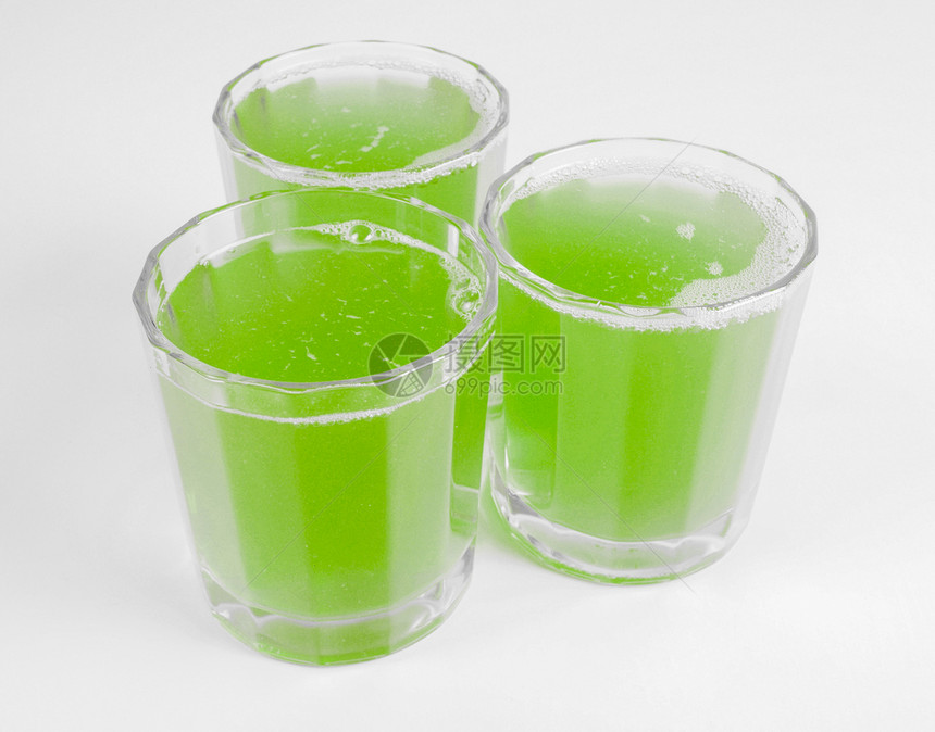 非洲大陆早餐桌上绿色苹果汁玻璃杯图片