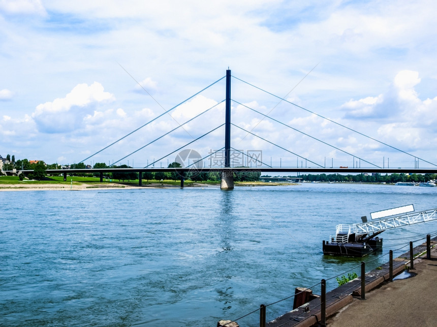 德国杜塞尔多夫Rhein河莱茵的人类发展报告望图片