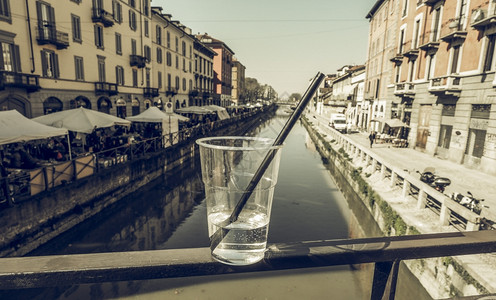 NaviglioGrandeMilan年华不饱和在意大利米兰的主要夜间生活地点Naviglio运河水道的一座桥上Vintaged背景图片