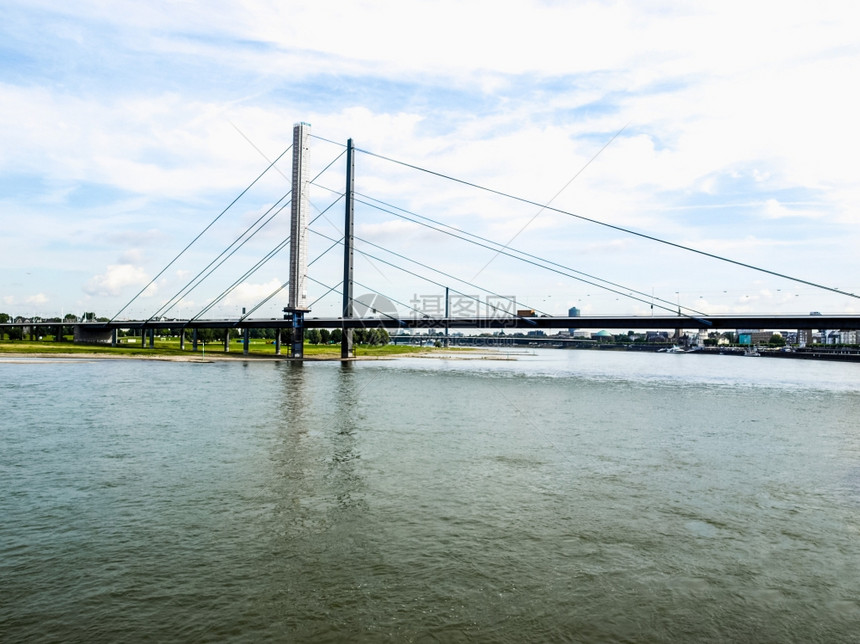 德国杜塞尔多夫Rhein河莱茵的人类发展报告望图片