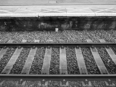 铁路轨道轨道以黑白方式进行公共交通图片
