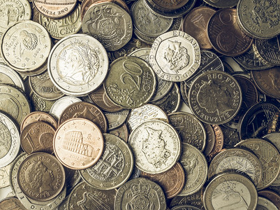 欧元和英镑硬币伦敦联合王国AUGUST0125年欧洲联盟和合王国的欧元和英镑硬币货国家高清图片素材