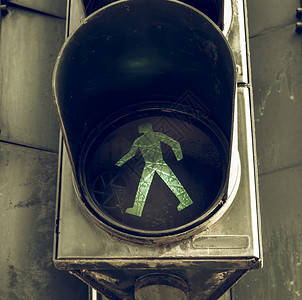 在行人交通灯上看绿色光的古老图片