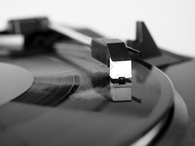 乙烯基唱片纺纱在转盘上旋转的乙烯基唱片聚焦于黑白针图片