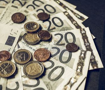 欧洲20元钞票和硬币货图片