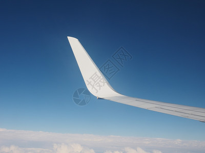 一架飞机在天空中飞图片