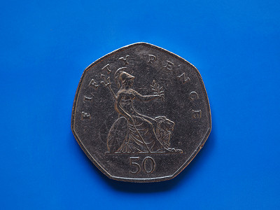 50磅硬币英国超过蓝色50磅硬币英国超过蓝色背景的货币背景图片