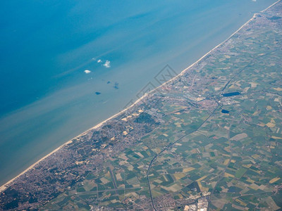 比利时海岸空中观察比利时海岸VeurnoNieuportKoksijdeOstend城市空中观察背景图片