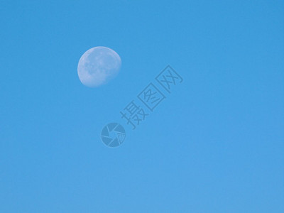 云的月亮蓝天背景图片
