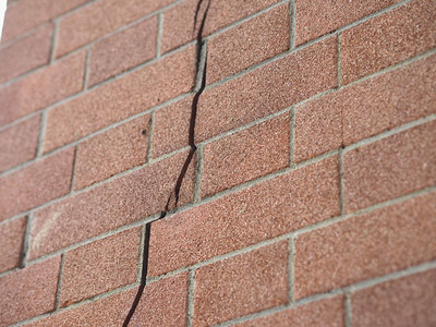 墙壁碎裂细节砖墙是由于地基坏或负担过重地震造成度沉积的砖墙图片