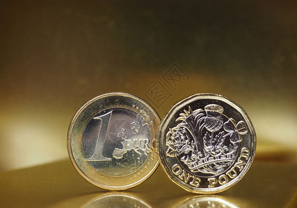 金属背景1磅和欧元硬币金属背景1磅和欧元硬币图片