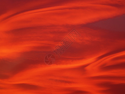红色日落天空有云背景戏剧化的红天空日落时有云可以用作背景背景图片