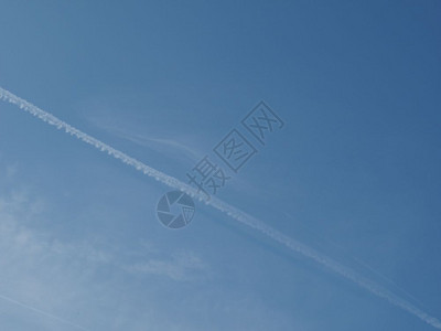 飞机行使过的蒸汽轨迹背景图片