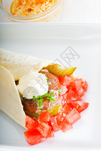 用新鲜切片西红柿在皮塔面包上装新鲜的法拉纸高清图片