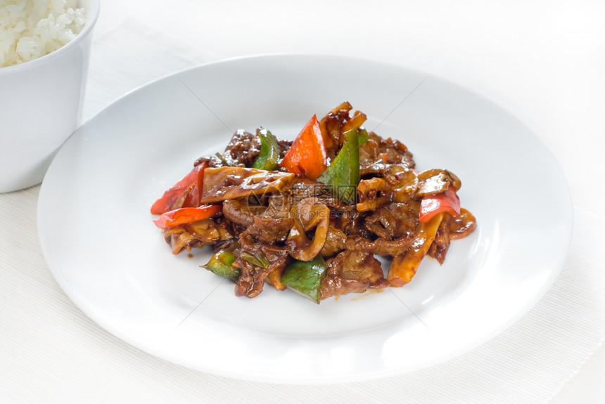 普通的菜新鲜的牛肉炒熟了配有胡椒竹子芽和蘑菇图片