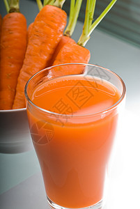 鲜的胡萝卜汁未过滤于光桌之下背景图片