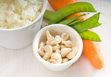 新鲜腰果和蔬菜加蒸白米菜料的典型成分图片
