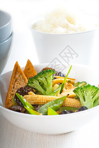 新鲜和健康的豆腐与蔬菜混合的普通菜豆腐图片