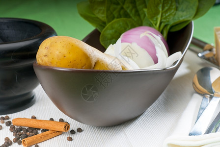 配有香料和迫击的新鲜蔬菜碗汤食谱的基本原料图片