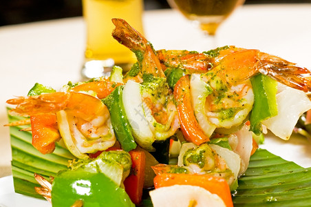 美味的海鲜蔬菜烤串图片