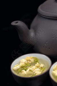 瓷菊茶壶和黑杯子图片