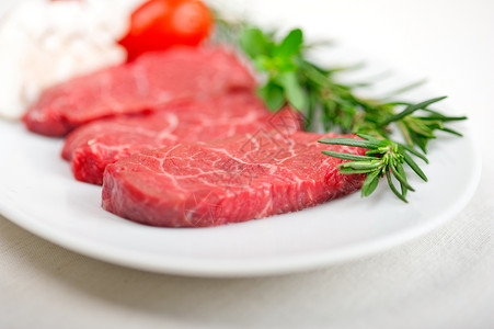 鲜的神户米亚扎基牛肉配有香肠和马约兰牛肉背景图片