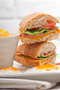 早餐健康概念鸡蛋番茄生菜三明治图片