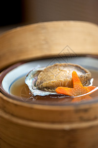 竹碗套装的日本风格鲍鱼汤图片