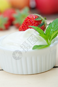 自制发酵酸奶和有机草莓图片