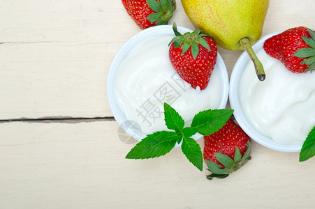 草莓和酸奶白板上的有机蔬果和自制酸奶背景