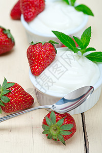 有机草莓和自制酸奶图片
