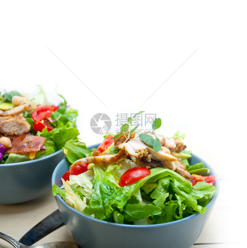 新鲜和健康的鸡肉沙拉图片