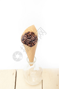 咖啡豆在纸锥上咖啡豆在白色背景上背景图片