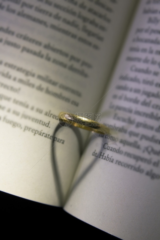 金色的戒指和书写浪漫的心图片