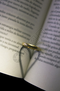 金色的戒指和书写浪漫的心图片