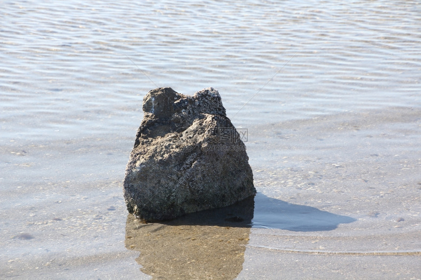 在海滩中间的石头图片