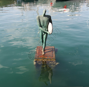 冲浪者青铜雕塑图片