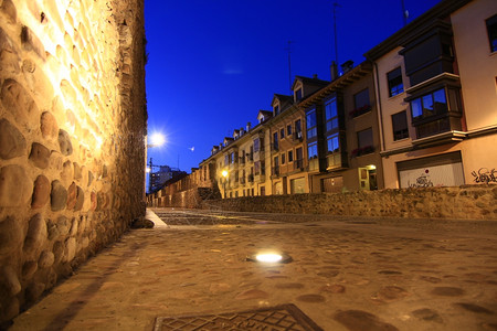 西班牙里昂市中世纪街道的夜景图片