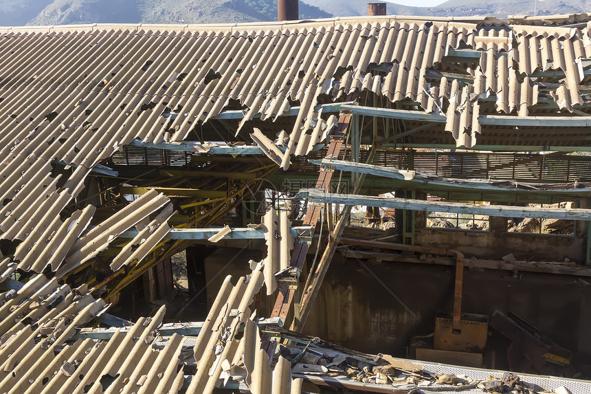 旧废弃工业的屋顶被破碎和毁坏图片