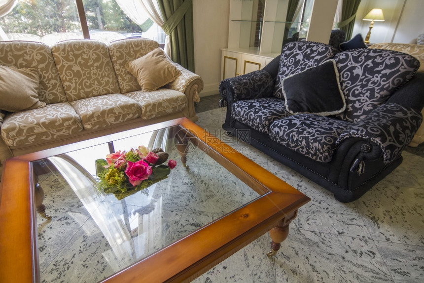 优雅的古董沙发有花的玻璃桌和放松图片