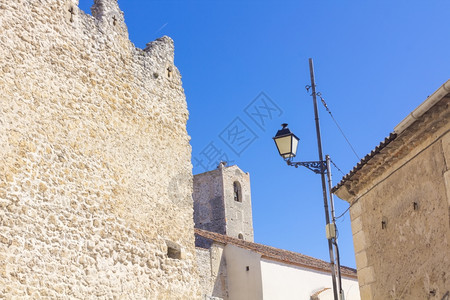 西班牙Cuellar村古代防御墙图片